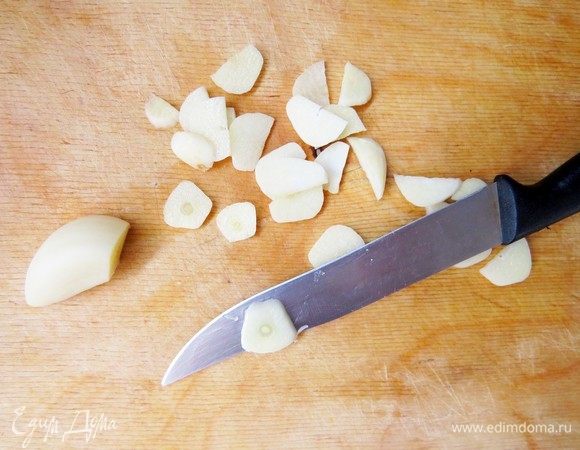 Для маринада чеснок нарезаем тонкими ломтиками.