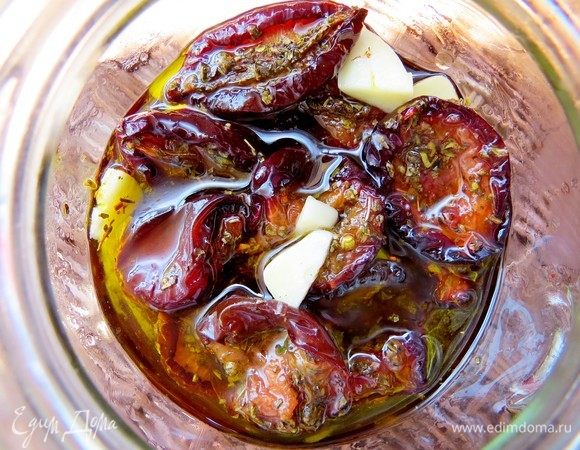 Добавляем оливковое масло и винный уксус, сливы должны быть полностью покрыты маринадом. Храним в холодильнике до востребования. Но долго храниться им не придется, у нас они съедаются мгновенно.