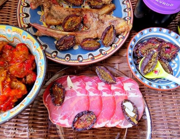 На мой вкус вяленые сливы идеально дополняют вкус мяса!