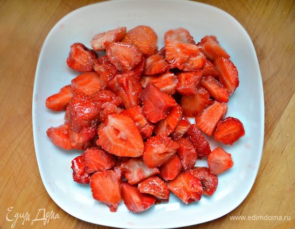 Удалить чашелистики и нарезать ягоды на четвертинки.