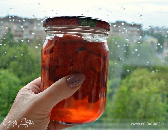 Выложить ягоды в подходящую стеклянную или керамическую емкость. Залить уксусом минимум на 3 часа. А лучше забыть об этом на всю неделю!