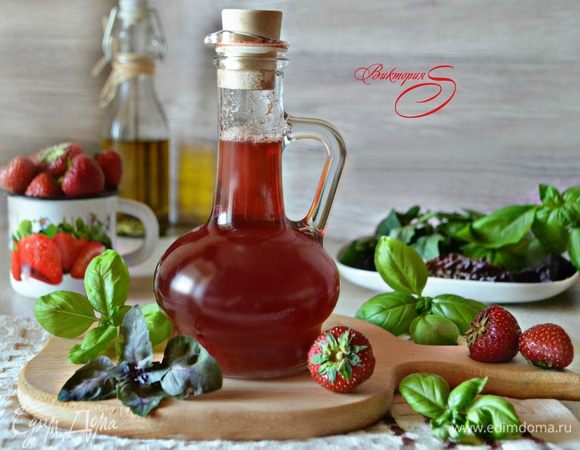 Перелить ягоды вместе с уксусом в эмалированную кастрюлю. Добавить сахар и варить, помешивая, на слабом огне 15 мин. Охладить. Затем процедить через сито, покрытое марлей.