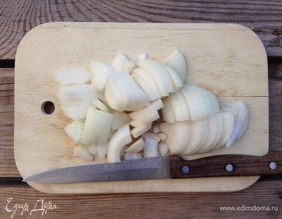 Нарезать лук крупно.