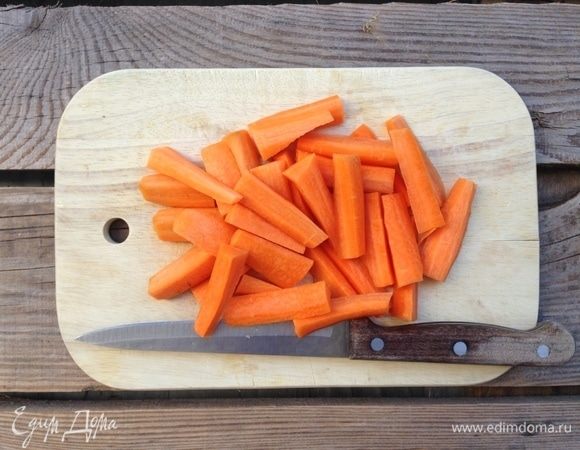 Нарезать морковь брусочками.