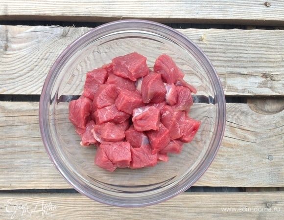 Мясо без костей нарезать небольшими кубиками.