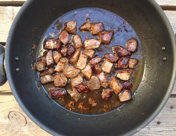 Разогреть сковороду с толстым дном, налить масло и обжарить мясо на сильном огне до золотистой корочки. Переложить на тарелку.