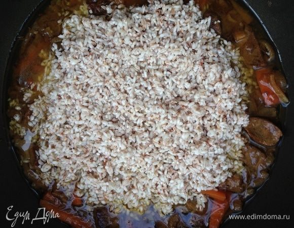 Слить воду с риса, хорошо промыть и отправить в сковороду. Добавить воду, чтобы рис был покрыт на половину фаланги указательного пальца. При необходимости добавить немного соли. Готовить на слабом огне около часа до готовности. За 10 минут до готовности поместить целую головку чеснока по центру сковороды, наполовину утопив ее в рис. Готовый плов аккуратно перемешать снизу вверх. Подавать с салатом из свежих овощей. Приятного аппетита!