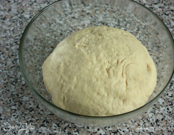 Вымешивать его не менее 5 минут, подпыляя муку при необходимости. Чистую миску или кастрюлю смазать растительным маслом, положить туда тесто, накрыть полотенцем и оставить в теплом месте до удвоения его в объеме.