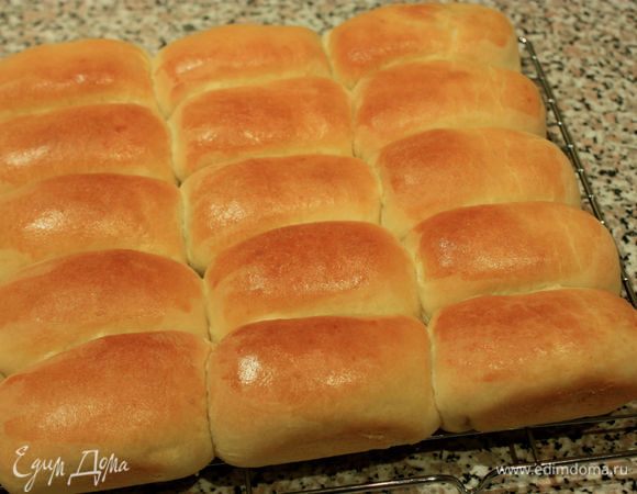 Выпекать 30-35 минут до золотистого верха. Готовые пирожки переложить на решетку или на полотенце и накрыть другим. (Фотографировала уже при искусственном освещении, поэтому цвет искажен.)