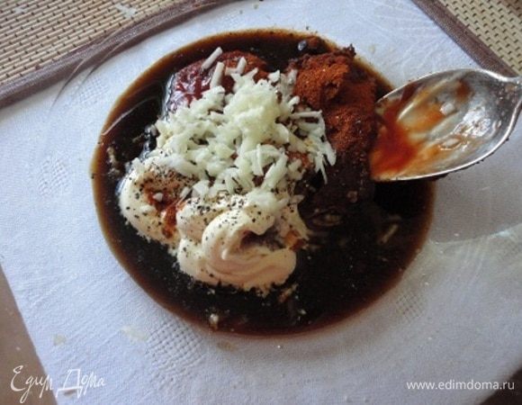 Для маринада надо смешать мелко рубленый чеснок, майонез, аджику, соевый соус, кисло-сладкий томатный соус и свежемолотый черный перец.