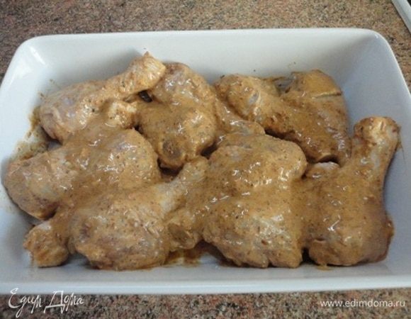 Голени выложить в форму и запекать в уже горячей духовке вместе со свеклой 25-30 минут.