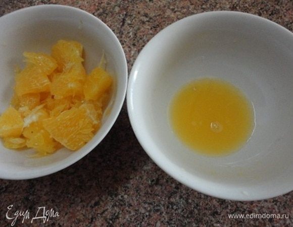 В это время можно приготовить заправку для свеклы. Апельсин очистить от кожуры и пленок. 2/3 разобрать на кусочки, а из остальной части выдавит сок — 1 ст.ложку или чуть больше. Добавить оливковое масло, мед и бальзамический уксус.