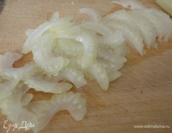 Чтобы ускорить процесс остывания свеклы, я поместила ее в холодную воду. За это время нарезала тоненько сельдерей, также остывшую и очищенную от кожицы свеклу. 