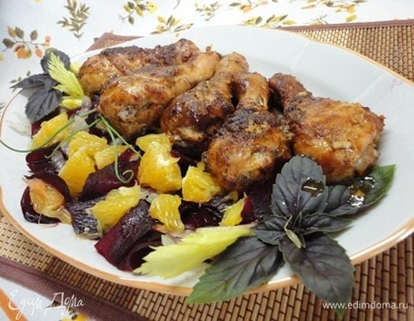 К овощам добавляем апельсин и поливаем заправкой. Ароматный гарнир готов. Подаем с не менее ароматными куриными голенями. Приятного аппетита!