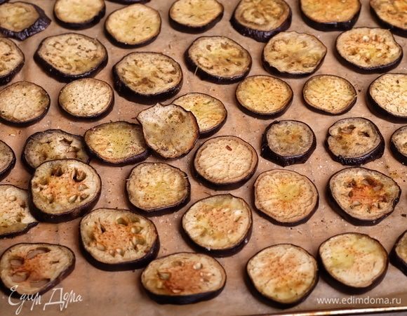 Запечь ломтики в хорошо разогретой до 200°С духовке (режим конвекция) до румяной корочки.