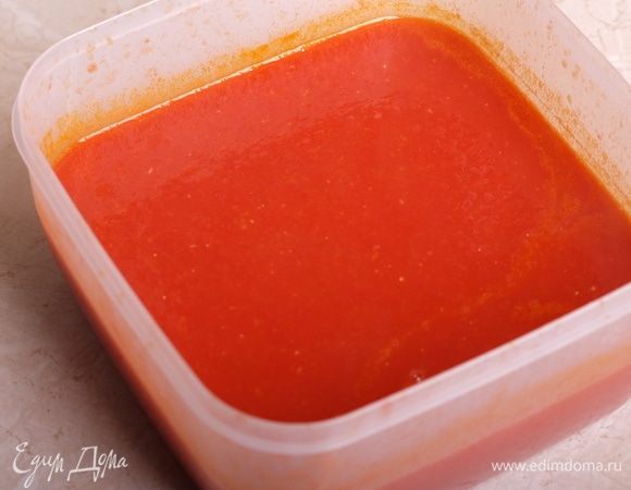 Перелить соус в дуршлаг и перетереть его, избавляясь от кожицы помидоров. Я использую специальную насадку-протирку для моего кухонного комбайна, также можно перетереть через сито.