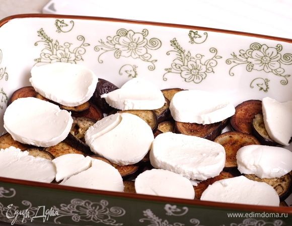 На них выложить кружочки моцареллы.