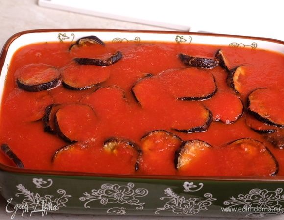 Залить все томатным соусом.