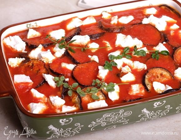 Сверху уложить порезанный на кубики сыр фета. Можно приправить парой веточек тимьяна.