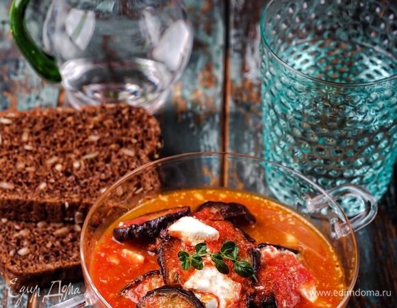 Подавать этот «суп» горячим с любимым хлебом, который очень вкусно макать в томатный насыщенный соус.