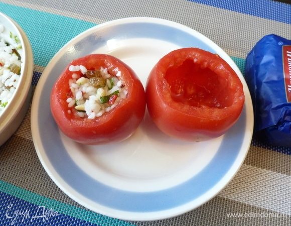 С помидоров срежем верхушку. Аккуратно вытащим мякоть с семенами. Нафаршируем помидоры приготовленной начинкой.