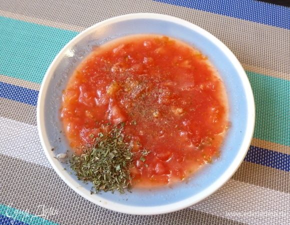 Мякоть из помидоров разомнем, посолим, поперчим, добавим сахар и прованские травы.