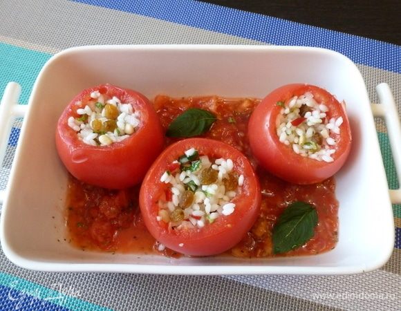 Выложим фаршированные помидоры в форму, пригодную для духовки. Зальем приготовленным томатным соком, сбрызнем оливковым маслом. Отправим в духовку на 40 минут при температуре 180°С.