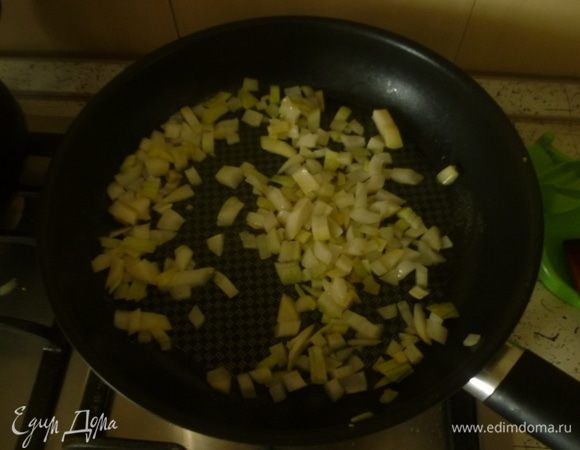 Растопить сливочное масло в большой сковороде. Обжарить мелко нарезанный лук.