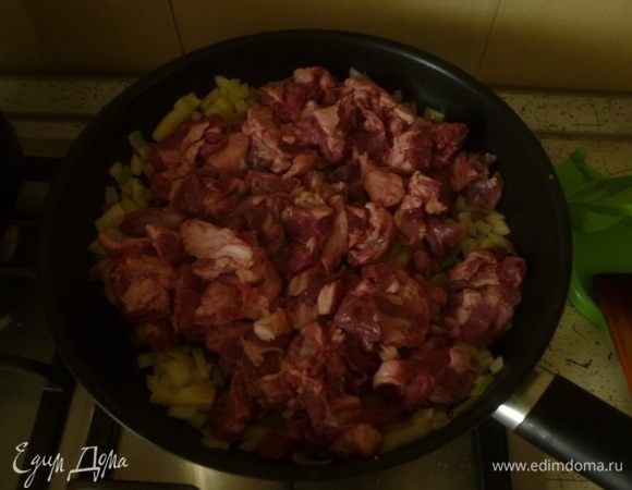 Баранину нарезать небольшими кусочками, выложить в сковороду, подрумянить со всех сторон. Посолить, добавить специи.