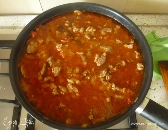 Добавить рис, залить оставшимся бульоном, тушить под крышкой 15-20 минут.