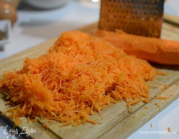 Морковь натереть на мелкой терке.
