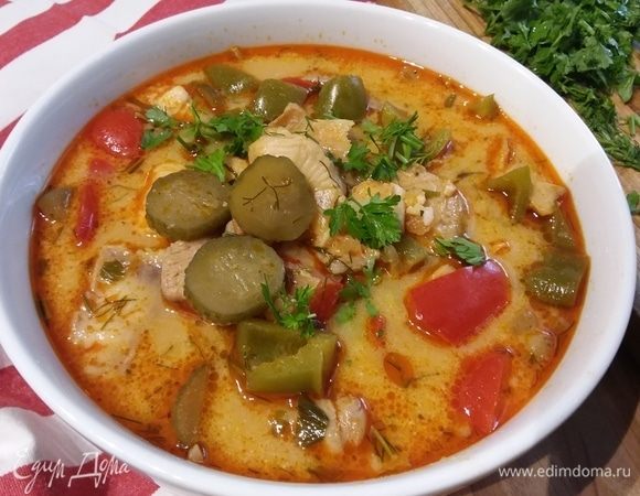 Очень вкусно подать суп со свежей зеленью. 