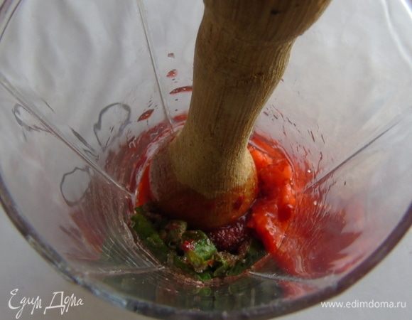 Добавьте клубнику, продолжая растирать.