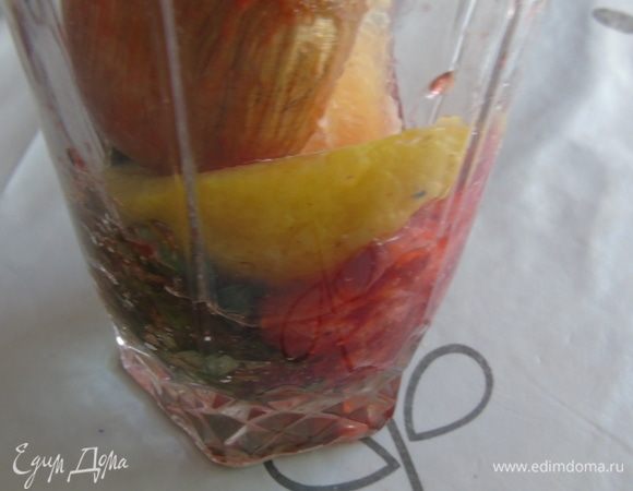 Выдавите сок половины лимона и добавьте пару долек целиком. Лимон при желании можете заменить апельсином.