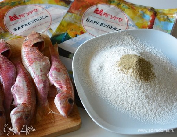 Смешать муку с солью и перцем.