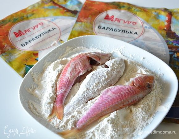 Полностью обвалять рыбу в мучной панировке.