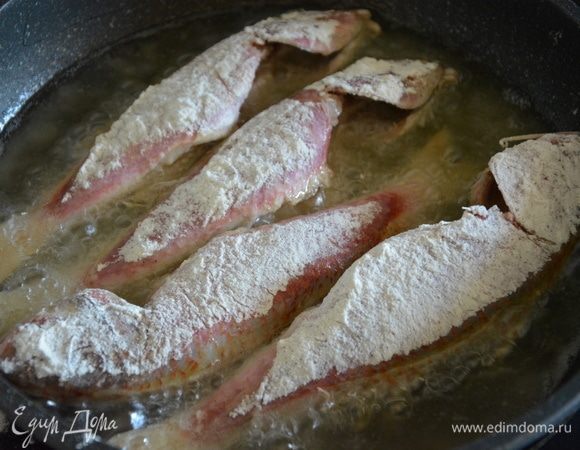 Жарить на раскаленном масле с одной стороны.