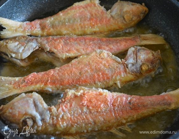 Перевернуть и жарить с другой стороны до готовности.
