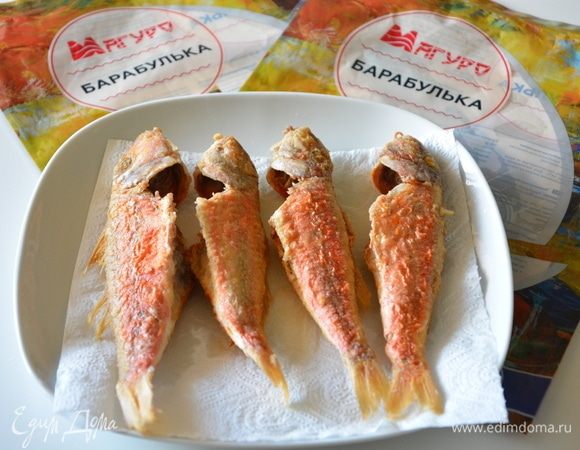 Выложить жареную барабульку на бумажное полотенце, чтобы стекло лишнее масло.