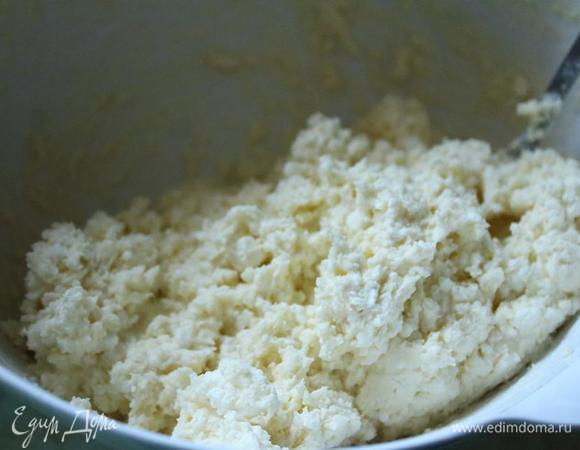 Смешать все ингредиенты для теста и замесить. У меня получается липнущее к рукам, мягкое тесто :)