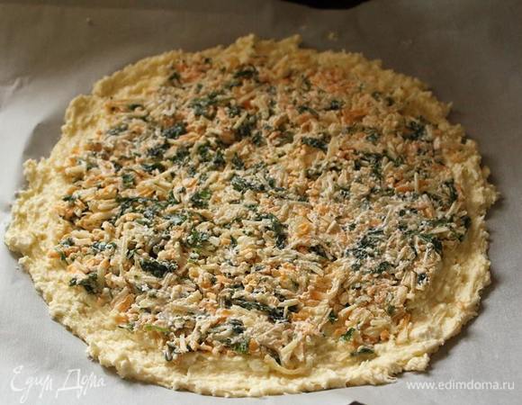 Половину теста выложить слоем в 3-5 мм на противне, застеленном пекарской бумагой.
Выложить начинку.