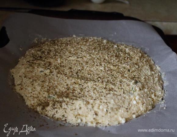 Накрыть оставшимся тестом, посыпать травками (я еще кунжут люблю) и в духовку при 180°С на 30 минут.