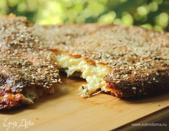 Резать ее — кощунство! Только отрывать еще от горячей, оттягивая сырные нити, и томиться в аромате сыра и чеснока... Ммм