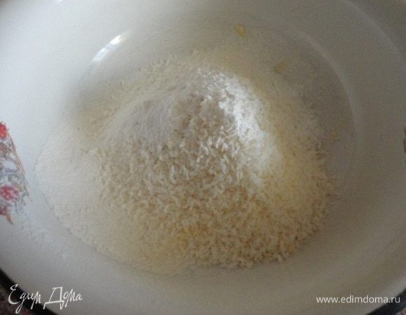 Вишню заранее достаем из морозильной камеры и оставляем размораживаться. Сок не сливаем. Просеять муку и смешать ее с кокосовой стружкой, солью и разрыхлителем.