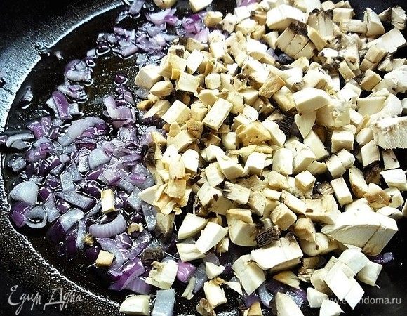 Добавляем нарезанные мелкими кубиками шампиньоны, перемешиваем и обжариваем 3-4 минуты.