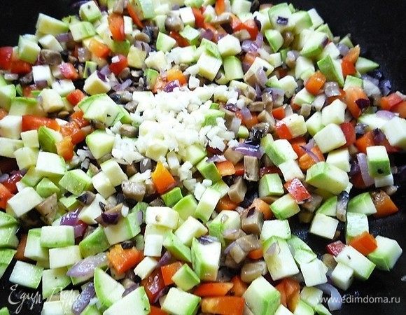 Добавляем чеснок, специи, по желанию зелень, перемешиваем и обжариваем еще 5 минут. 