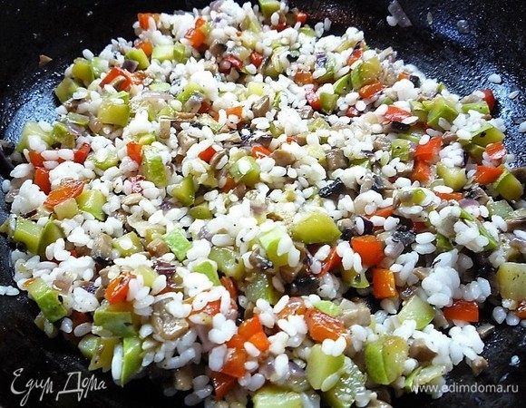 Убираем сковороду с огня. Добавляем к овощам рис, перемешиваем и накрываем крышкой. Вот такая яркая и аппетитная начинка у нас получилась.