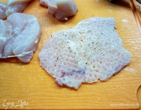 Куриные грудки нарезаем пластами и слегка отбиваем, можно поперчить.