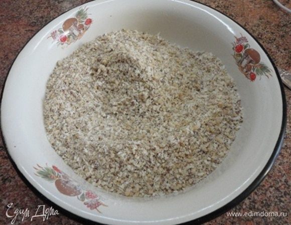 Грецкие орехи и половину миндаля измельчить очень мелко и добавить к сухим ингредиентам, перемешать.