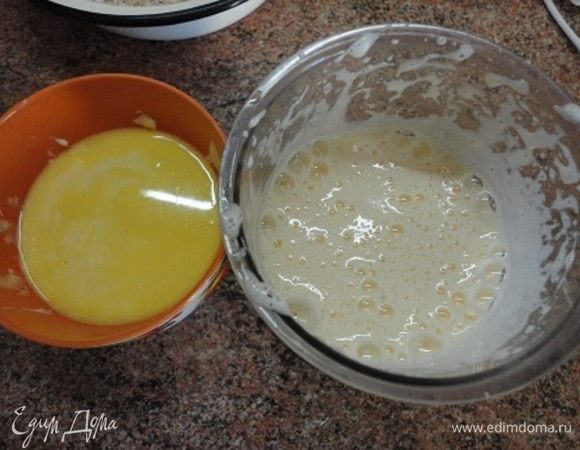 150 г масла растопить на плите или в микроволновке, а яйца с сахаром взбить в пышную, воздушную массу. Яйца, а затем масло добавить к ореховой массе. Перемешать.